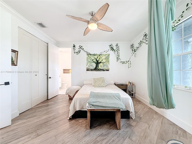 bedroom featuring a closet, light hardwood / wood-style floors, ceiling fan, and ornamental molding