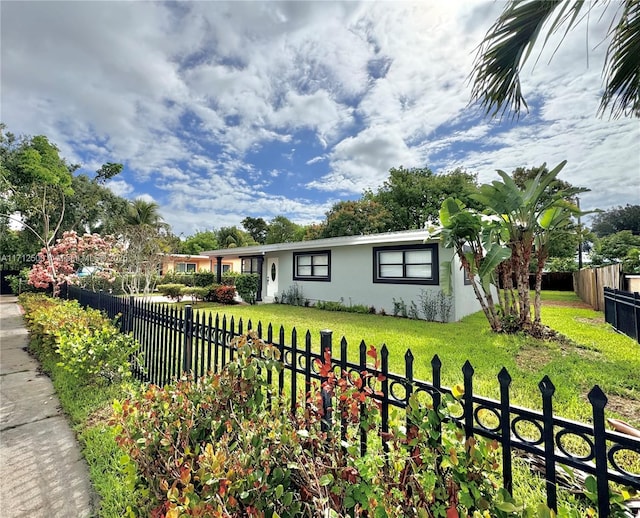 single story home with a front lawn