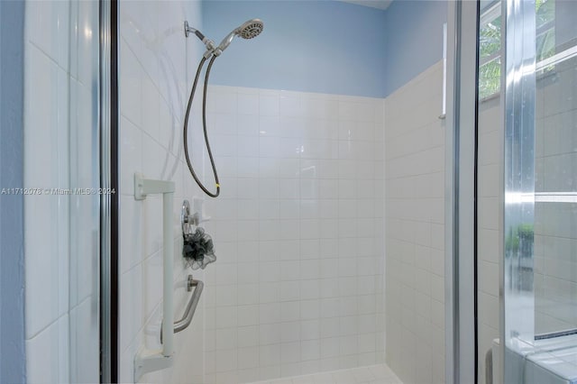 bathroom featuring a tile shower