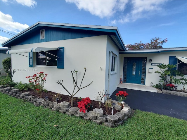 view of front facade with a front lawn