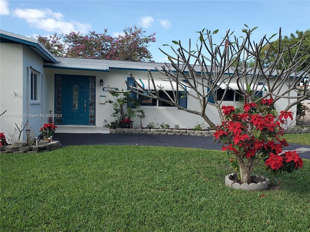 view of front of home featuring a front lawn