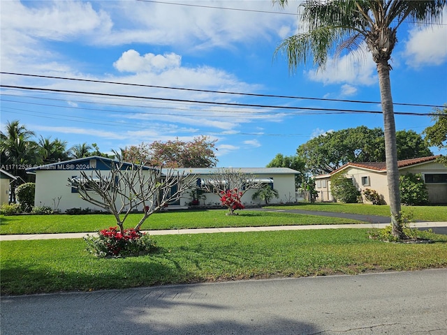 view of front of house featuring a front yard