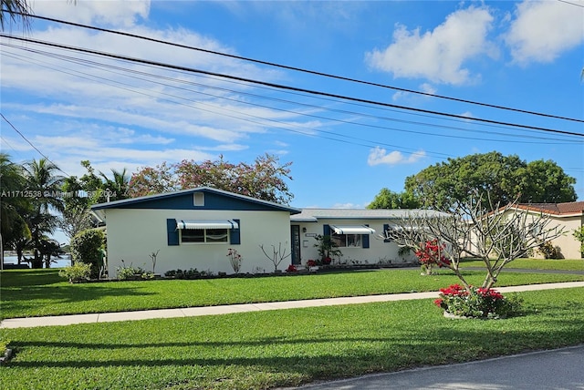 view of front of property featuring a front yard