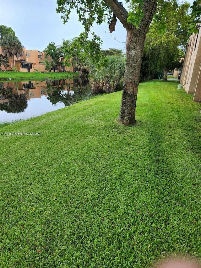 view of yard featuring a water view