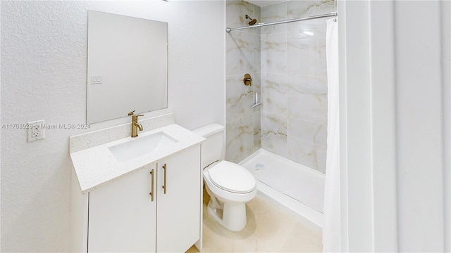 bathroom with a shower with curtain, vanity, and toilet