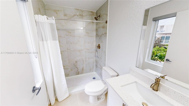 bathroom with a shower with curtain, toilet, and vanity