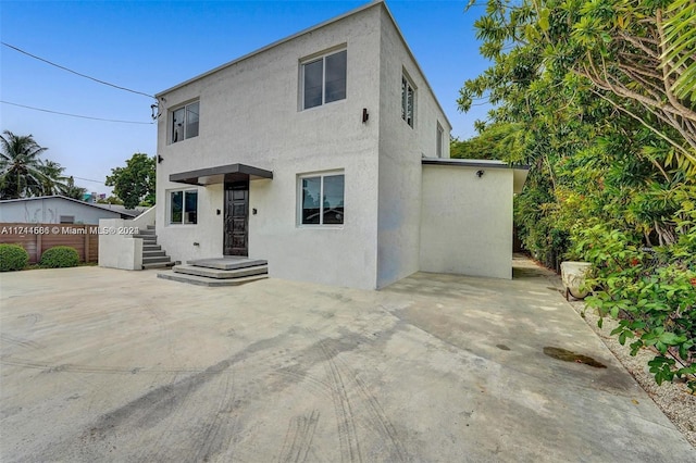 view of front of property featuring a patio area