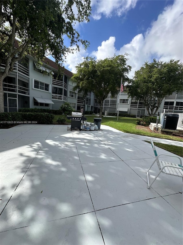 view of property's community featuring a lawn