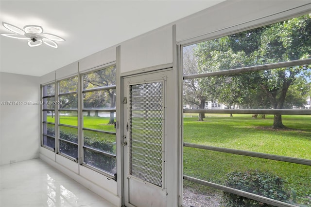 sunroom with ceiling fan