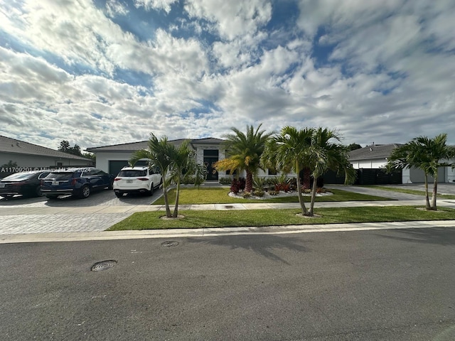 view of front of house featuring a front lawn