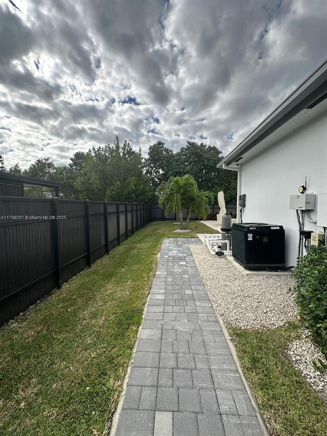 view of yard featuring a patio area