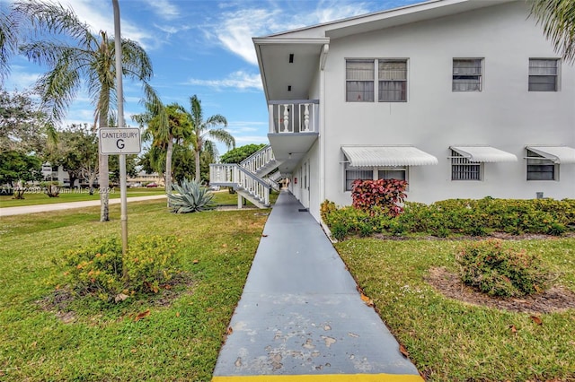 view of front of property with a front yard