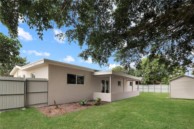 back of house featuring a lawn