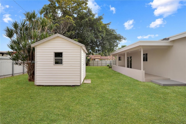 view of yard featuring a storage shed