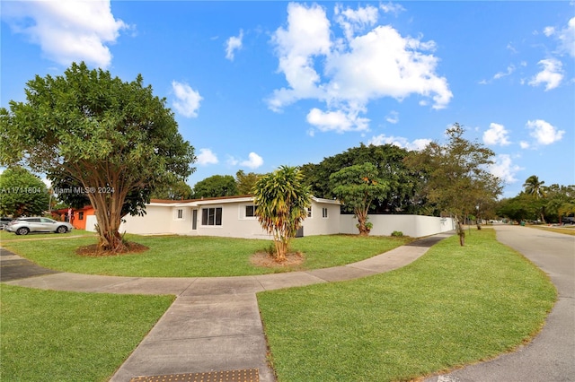 view of front of home featuring a front lawn