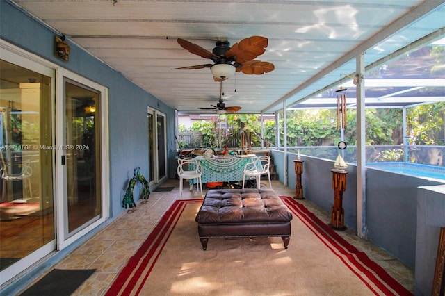 sunroom with ceiling fan