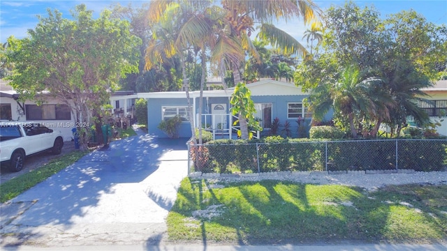 view of front facade featuring a front yard