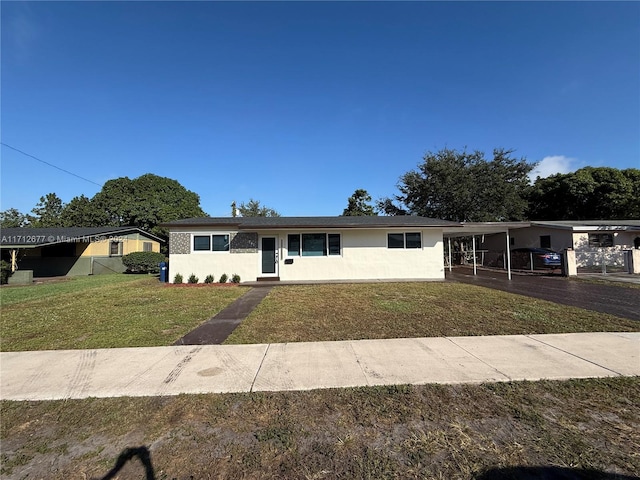 view of front of home featuring a front lawn and a carport