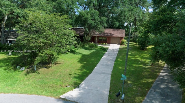 view of front facade featuring a front lawn