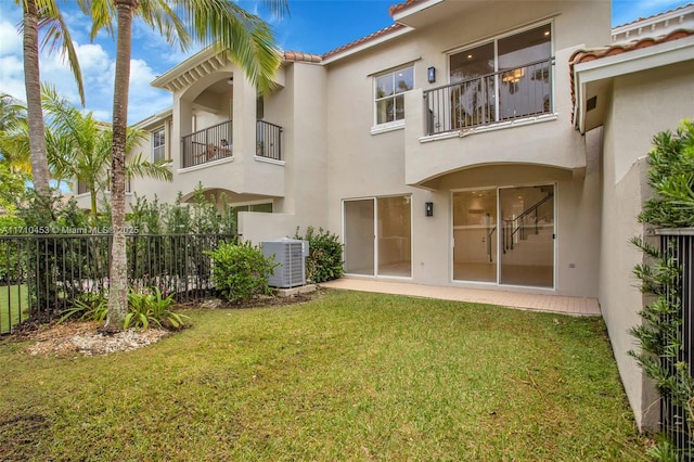 834 E Spinnaker Dr E, Hollywood, FL 33019 - back of property with cooling unit and a yard