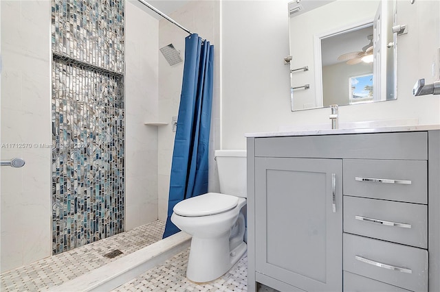 bathroom featuring a shower with curtain, vanity, toilet, and ceiling fan