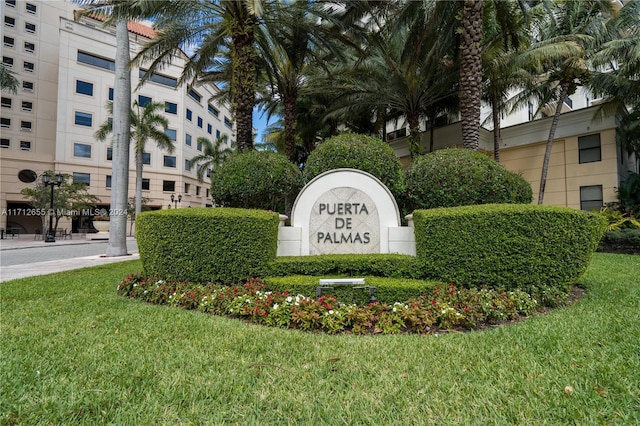 community / neighborhood sign featuring a lawn