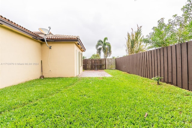 view of yard with a patio