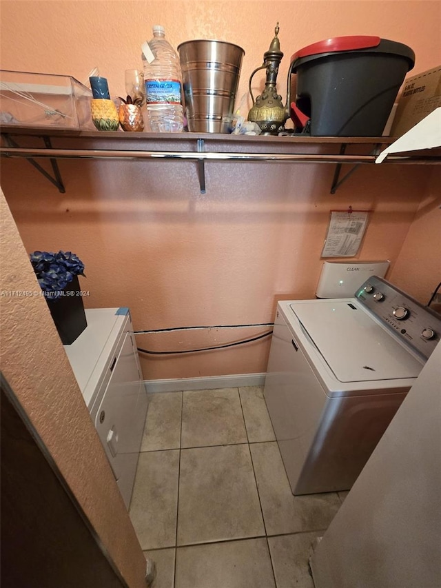 laundry room featuring light tile patterned floors and independent washer and dryer