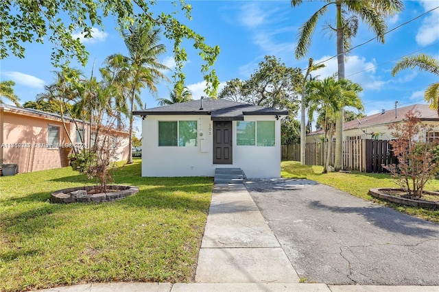 bungalow featuring a front lawn