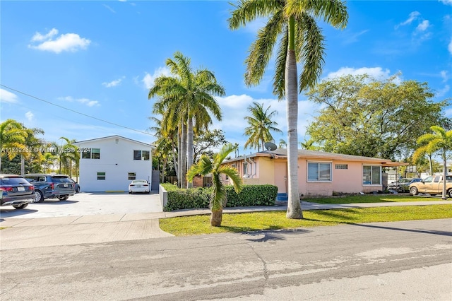 view of front of property with a front lawn