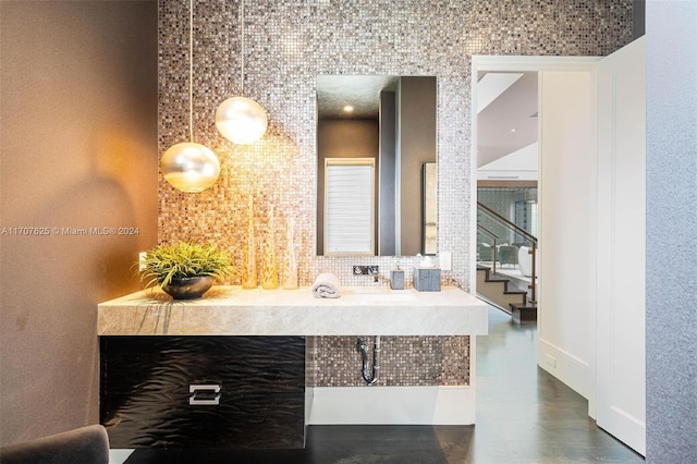 bathroom featuring backsplash