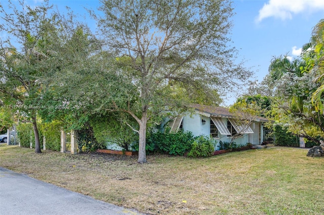 view of front of home with a front lawn