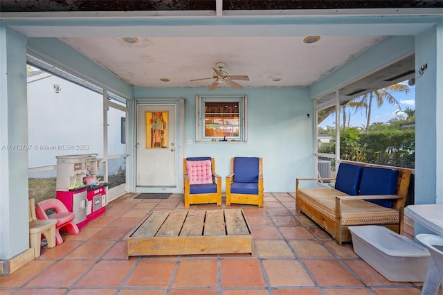 sunroom with ceiling fan