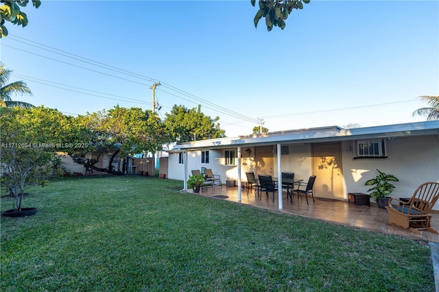 view of yard featuring a patio