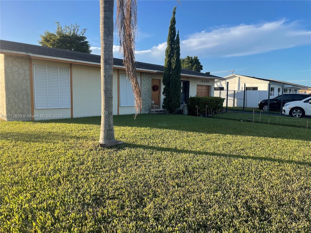 ranch-style home featuring a front yard