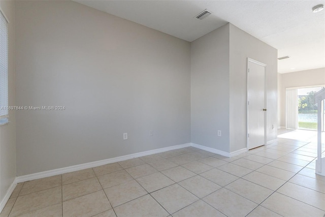 unfurnished room featuring light tile patterned flooring