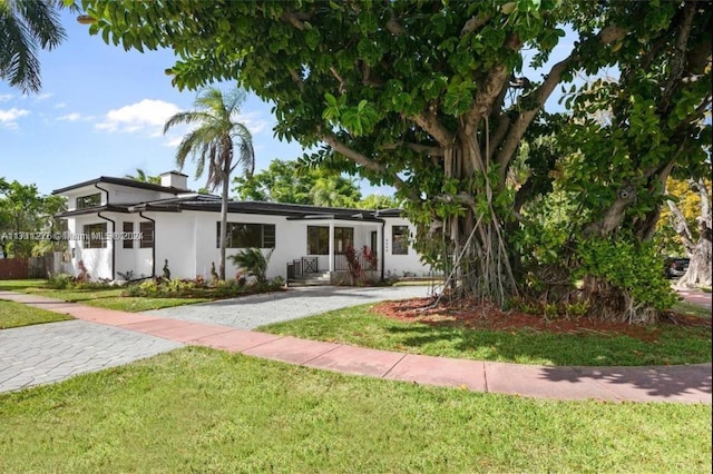 view of front facade with a front lawn