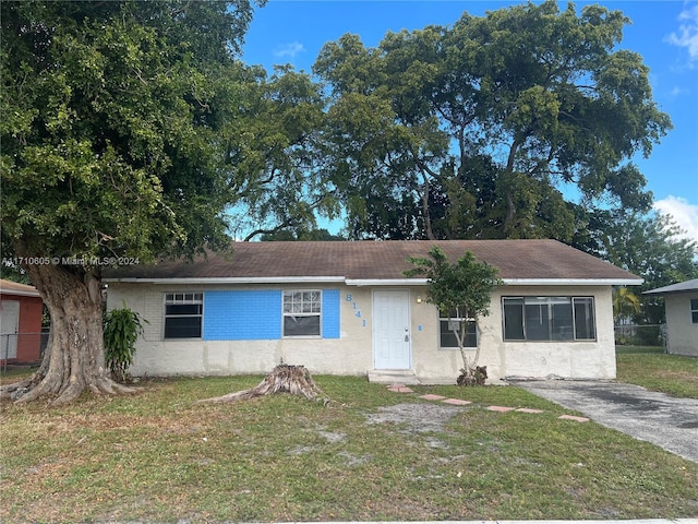 single story home with a front yard