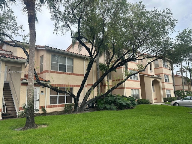 view of front of property featuring a front yard