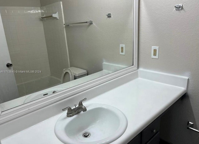 full bathroom with vanity, toilet, and tiled shower / bath