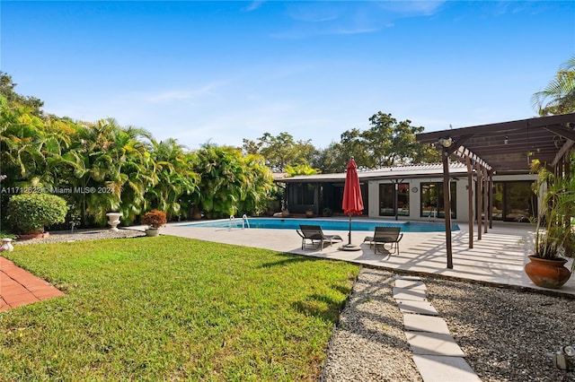 view of pool featuring a pergola, a patio area, and a yard