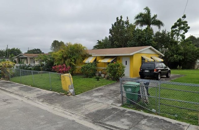 single story home with a front yard