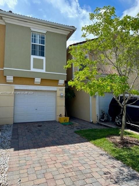 view of front facade featuring a garage