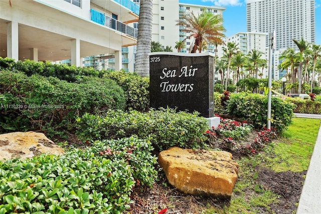 community / neighborhood sign featuring a city view