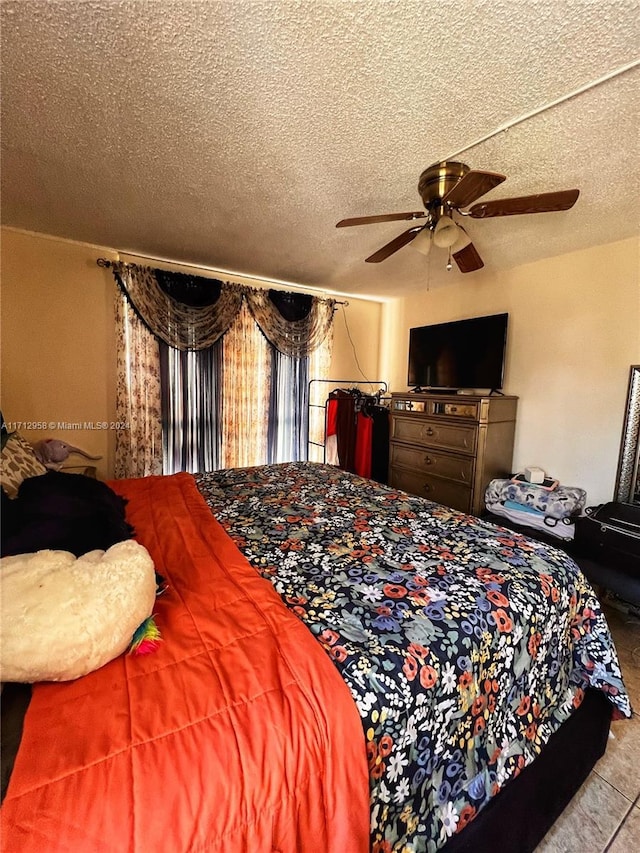 bedroom featuring ceiling fan and a textured ceiling