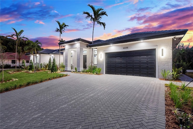 view of front facade featuring a garage