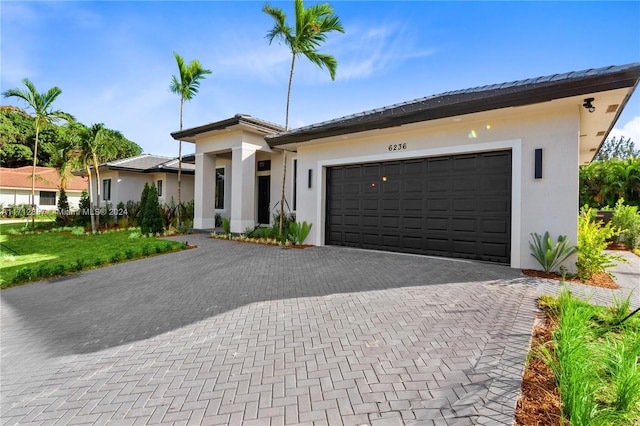 view of front facade featuring a garage