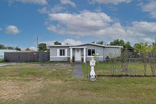 view of front facade featuring a front lawn