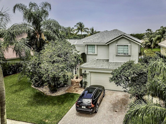 view of front of house featuring a front lawn and a garage