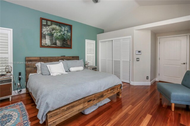 washroom with cabinets, sink, independent washer and dryer, and light tile patterned flooring